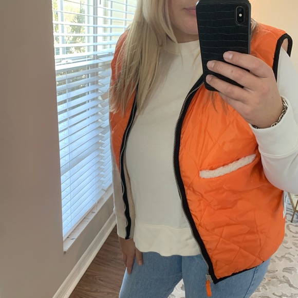 Forever 21 Men’s Sherpa reversible Vest - Picture 5 of 10